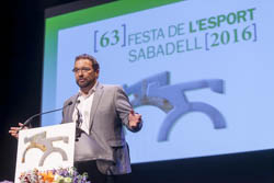 63a Festa de L'Esport Sabadell 2016 Juli Fernàndez dirigint-se al públic assistent.